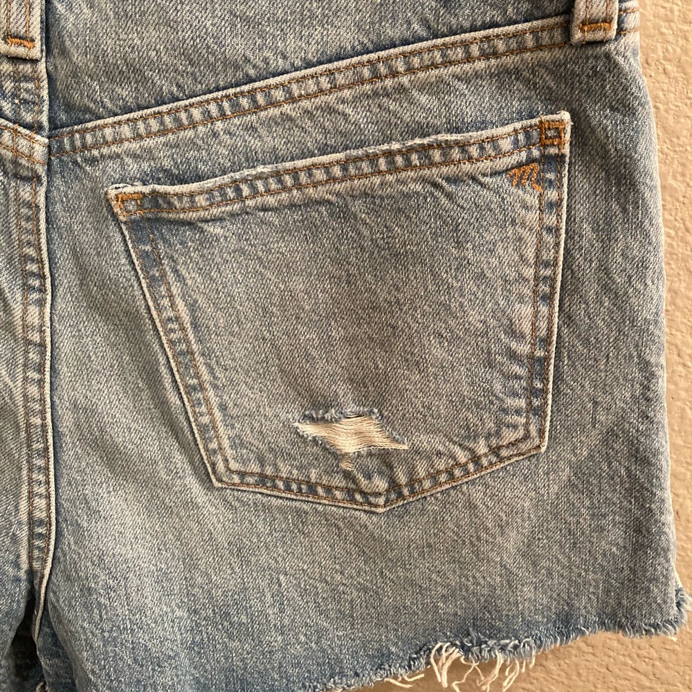 NWT: Madewell relaxed, distressed mid rise denim shorts, size 27 - Picture 6 of 12